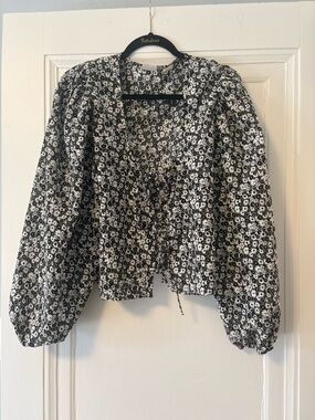 Levi's Black and White Floral Puff Sleeve Top